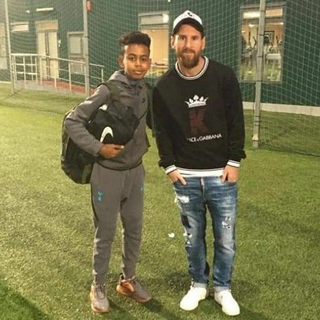Lamine Yamal hồi nhỏ đã có vinh hạnh chụp hình cùng thần tượng Messi