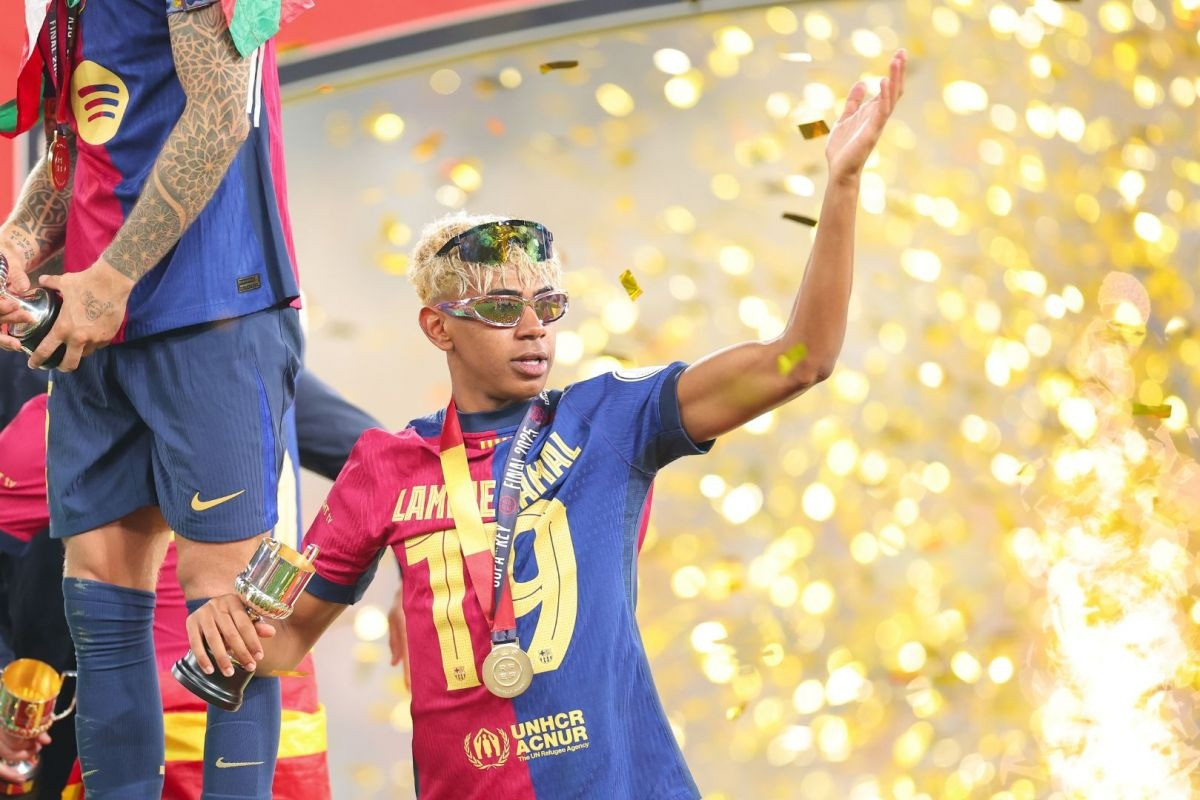 Yamal là cầu thủ trẻ nhất ra sân cho Barca