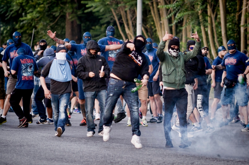 Khác với Ultras bóng đá, thì Hooligan chủ yếu toàn những kẻ chuyên đi gây bạo lực với hành động quá khích
