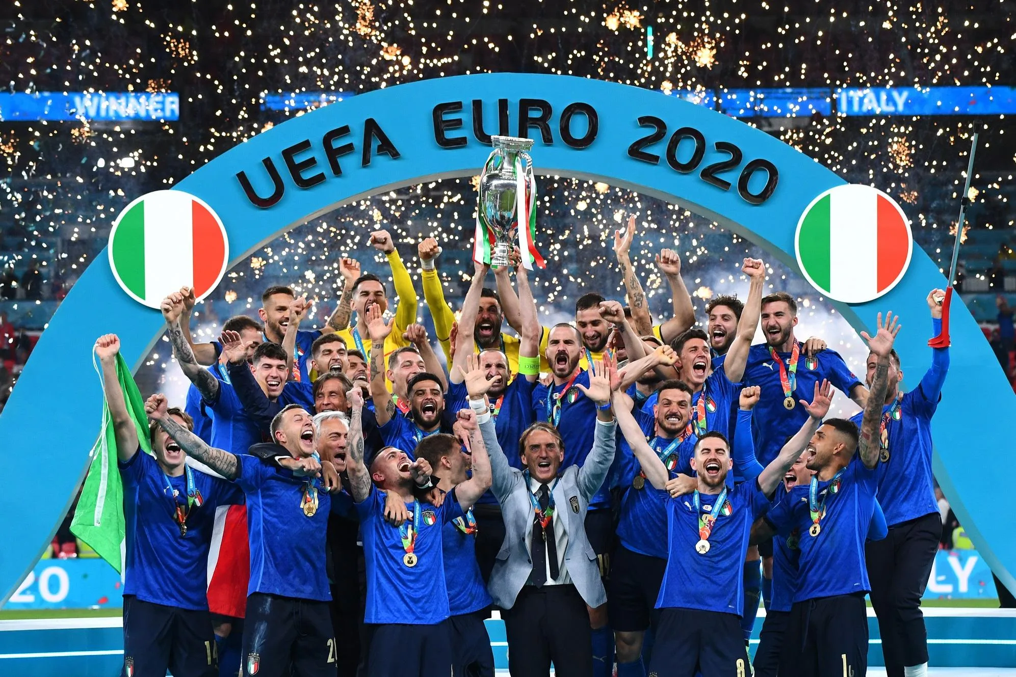 Đội tuyển Đức nâng cúp vô địch Euro 1996 trên thánh địa Wembley sau bàn thắng vàng lịch sử.